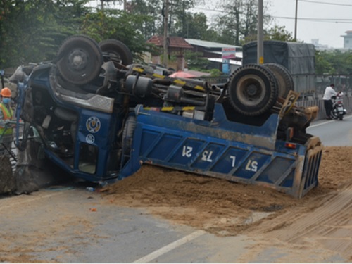 Tai nạn giao th&ocirc;ng ng&agrave;y 28/2: Cụ &ocirc;ng 85 tuổi bị xe tải đ&acirc;m văng, tử vong