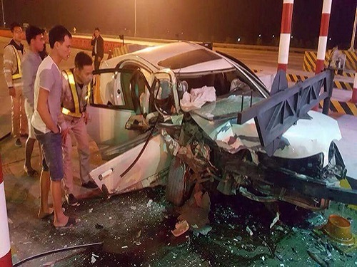 Tai nạn giao th&ocirc;ng ng&agrave;y 1/3: Hai &ocirc; t&ocirc; đấu đầu bẹp d&uacute;m, 2 người nhập viện