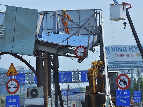 Tai nạn giao th&ocirc;ng ng&agrave;y 1/3: Hai &ocirc; t&ocirc; đấu đầu bẹp d&uacute;m, 2 người nhập viện
