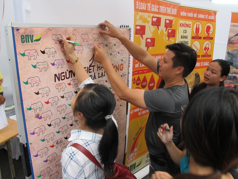  Giới trẻ H&agrave; Nội hưởng ứng hoạt động do Trung t&acirc;m Gi&aacute;o dục thi&ecirc;n nhi&ecirc;n Việt Nam (ENV) tổ chức nhằm n&acirc;ng cao nhận thức của người d&acirc;n trong việc bảo vệ động vật hoang d&atilde;. Ảnh: Lao động thủ đ&ocirc;
