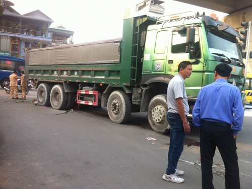 Tai nạn giao th&ocirc;ng ng&agrave;y 3/3: Học sinh lớp 12 bị xe tải c&aacute;n qua người, tử vong tại chỗ