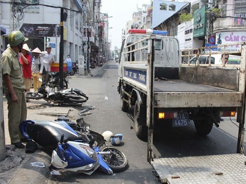 Tai nạn giao th&ocirc;ng ng&agrave;y 3/3: Học sinh lớp 12 bị xe tải c&aacute;n qua người, tử vong tại chỗ