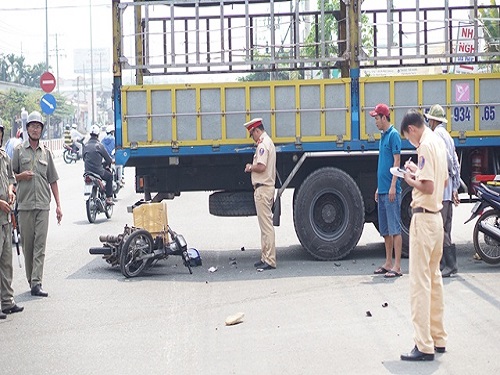 Tai nạn giao th&ocirc;ng ng&agrave;y 3/3: Học sinh lớp 12 bị xe tải c&aacute;n qua người, tử vong tại chỗ