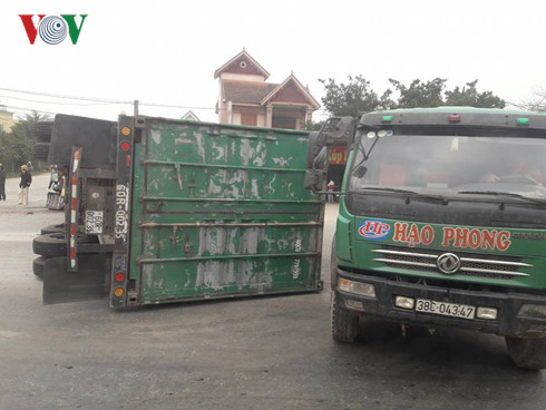  H&igrave;nh ảnh xe container k&eacute;o theo rơ m&oacute;c g&acirc;y tai nạn. Ảnh: VOV