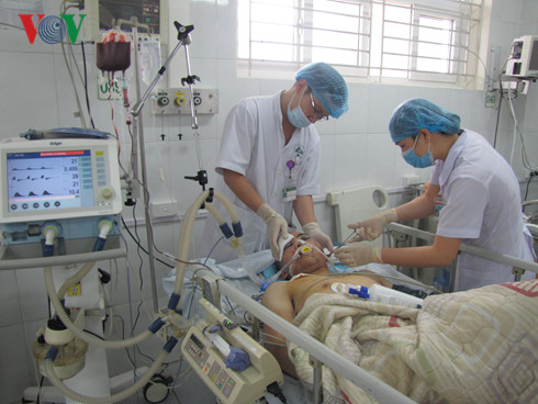  C&aacute;c y b&aacute;c sỹ vẫn t&iacute;ch cực điều trị phục hồi cho c&aacute;c nạn nh&acirc;n trong vụ lật xe. Ảnh: VOV