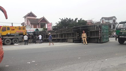 Xe container lật ngang khiến 1 người tử vong. Ảnh: Tiền Phong