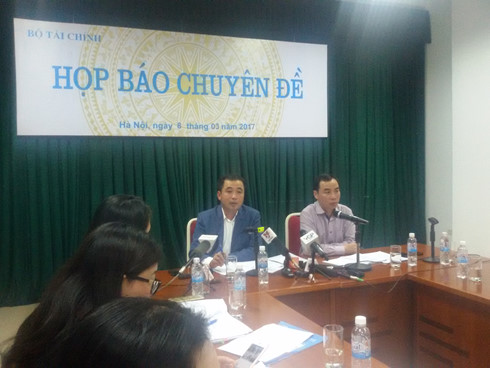 &Ocirc;ng Trần Đức Thắng chủ tr&igrave; họp b&aacute;o về định mức sử dụng xe c&ocirc;ng. Ảnh: VOV