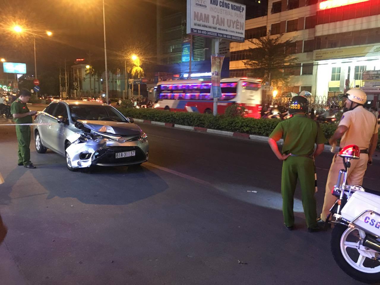  Lực lượng chức năng tại hiện trường. Chiếc xe g&acirc;y tai nạn m&oacute;p m&eacute;o phần đầu. Ảnh: Infonet