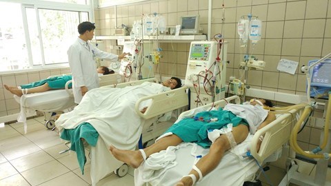  Nh&oacute;m sinh vi&ecirc;n ngộ độc rượu đang được điều trị tại Trung t&acirc;m Chống độc, Bệnh viện Bạch Mai. Ảnh: Tuổi trẻ