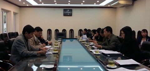 Sở Y tế H&agrave; Nội l&agrave;m việc với UBND quận Cầu Giấy về vụ ngộ độc rượu. Ảnh: An ninh Thủ đ&ocirc;