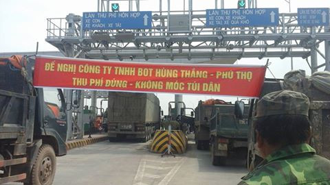 Người d&acirc;n tụ tập tại trạm điều h&agrave;nh phản đối Trạm thu ph&iacute; BOT Tam N&ocirc;ng. Ảnh: B&aacute;o VOV
