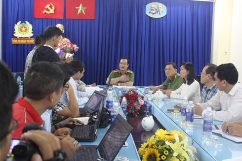  Quang cảnh buổi họp b&aacute;o th&ocirc;ng tin vụ việc tại C&ocirc;ng an quận Thủ Đức chiều ng&agrave;y 13/3. Ảnh: Gi&aacute;o dục Việt Nam