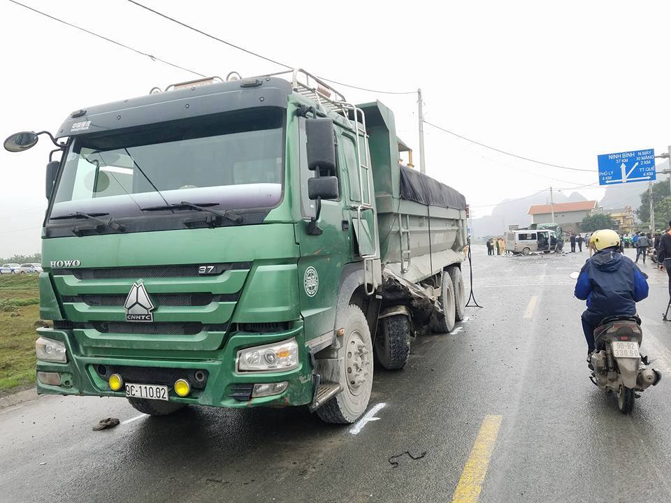  Hiện trường vụ tai nạn khiến 3 người tử vong khi đ&oacute;n d&acirc;u. Ảnh: Vietnamnet