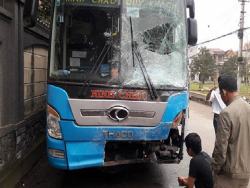 Tai nạn giao th&ocirc;ng ng&agrave;y 16/3: 2 phụ nữ bị hất văng xuống đường, 1 người tử vong