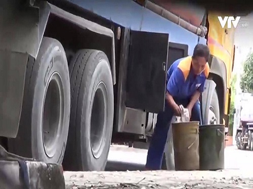 Kiểm tra, xử l&yacute; c&aacute;c đối tượng trộm cắp dầu m&aacute;y bay