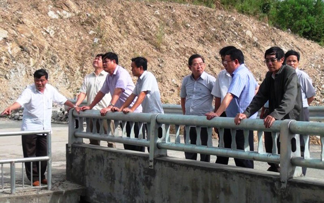 B&iacute; thư Tỉnh ủy Ph&uacute; Y&ecirc;n Huỳnh Tấn Việt c&ugrave;ng đo&agrave;n c&ocirc;ng t&aacute;c kiểm tra hồ Suối Vực. Ảnh: D&acirc;n Tr&iacute;