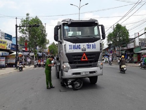 Tai nạn giao th&ocirc;ng ng&agrave;y 22/3: Người phụ nữ bị xe tải c&aacute;n n&aacute;t 2 ch&acirc;n