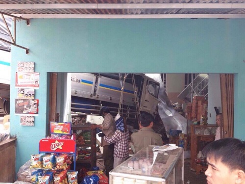 Tai nạn giao th&ocirc;ng ng&agrave;y 22/3: Người phụ nữ bị xe tải c&aacute;n n&aacute;t 2 ch&acirc;n