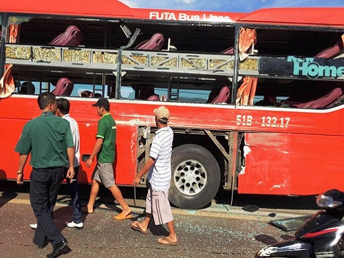 Tai nạn giao th&ocirc;ng ng&agrave;y 26/3: Hai xe kh&aacute;ch đối đầu, h&agrave;ng chục người nhập viện