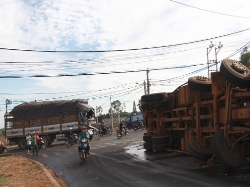 Tai nạn giao th&ocirc;ng ng&agrave;y 26/3: Hai xe kh&aacute;ch đối đầu, h&agrave;ng chục người nhập viện