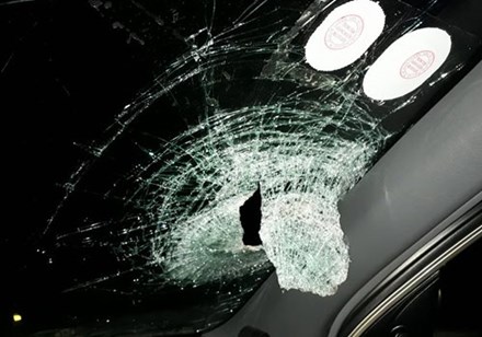  K&iacute;nh chắn gi&oacute; xe &ocirc; t&ocirc; của anh Ngọc bị vỡ. Ảnh: Lao động