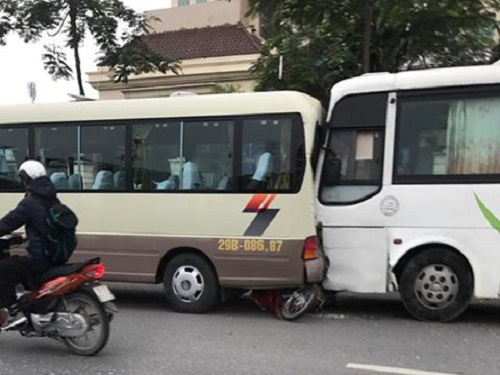 Tai nạn giao th&ocirc;ng ng&agrave;y 29/3: 2 vụ tai nạn li&ecirc;n tiếp, 1 người tử vong, 5 &ocirc; t&ocirc; hư hỏng