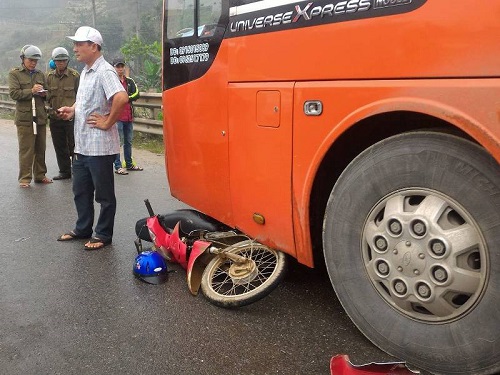 Tai nạn giao th&ocirc;ng ng&agrave;y 29/3: 2 vụ tai nạn li&ecirc;n tiếp, 1 người tử vong, 5 &ocirc; t&ocirc; hư hỏng