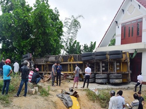 Tai nạn giao th&ocirc;ng ng&agrave;y 30/3: Hai phụ nữ bị &ocirc; t&ocirc; ''đi&ecirc;n'' cuốn v&agrave;o gầm