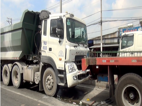 Tai nạn giao th&ocirc;ng ng&agrave;y 30/3: Hai phụ nữ bị &ocirc; t&ocirc; ''đi&ecirc;n'' cuốn v&agrave;o gầm