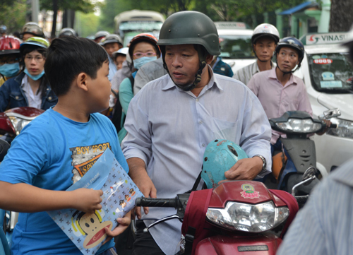 Mỗi giờ tan học, tại cổng trường thường xảy ra t&igrave;nh trạng &ugrave;n tắc giao th&ocirc;ng. Ảnh: Vnexpress