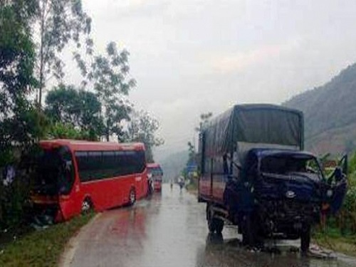 Tai nạn giao th&ocirc;ng ng&agrave;y 1/4: 2 người bị &ocirc; t&ocirc; t&ocirc;ng văng 50m, nguy kịch