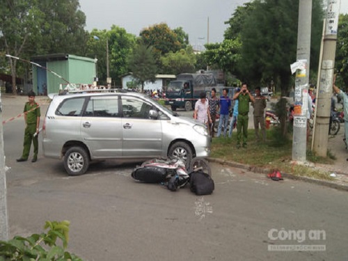 Tai nạn giao th&ocirc;ng ng&agrave;y 2/4: Nam thanh ni&ecirc;n bị &ocirc; t&ocirc; t&ocirc;ng d&iacute;nh v&agrave;o cột điện, tử vong