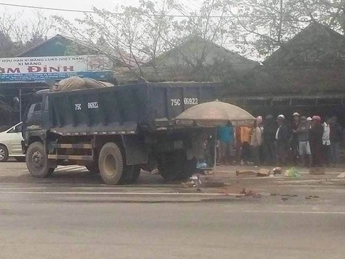Tai nạn giao th&ocirc;ng ng&agrave;y 3/4: Xe tải t&ocirc;ng li&ecirc;n tiếp 3 xe m&aacute;y, 5 người thương vong