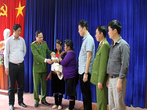 60h nghẹt thở giải cứu b&eacute; 3 th&aacute;ng tuổi bị bắt c&oacute;c, b&aacute;n sang Trung Quốc