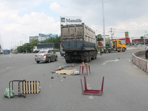 Tai nạn giao th&ocirc;ng ng&agrave;y 5/4: B&eacute; trai 9 tuổi tử vong dưới b&aacute;nh xe tải tr&ecirc;n đường đi học
