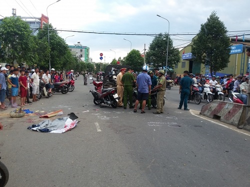 Tai nạn giao th&ocirc;ng ng&agrave;y 7/4: Mải m&ecirc; chụp ảnh, 4 nữ sinh bị t&agrave;u hỏa đ&acirc;m thương vong