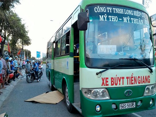 Tai nạn giao th&ocirc;ng ng&agrave;y 7/4: Mải m&ecirc; chụp ảnh, 4 nữ sinh bị t&agrave;u hỏa đ&acirc;m thương vong