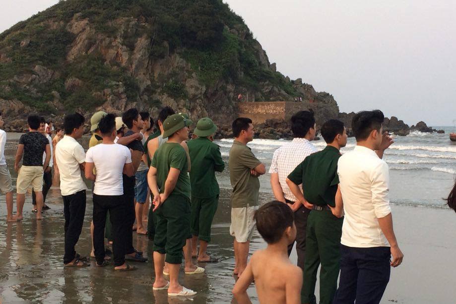 Nhiều người theo d&otilde;i t&igrave;m kiếm 2 học sinh bị s&oacute;ng cuốn. Ảnh: Vietnamnet 