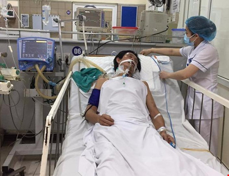 Bệnh nh&acirc;n ngộ độc rượu do methamol c&oacute; nguy cơ tử vong cao. Ảnh: Ph&aacute;p luật TP.HCM 