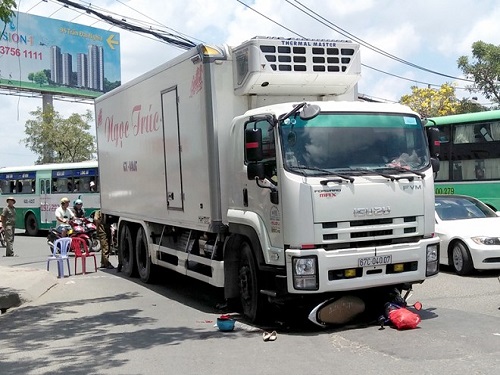 Tai nạn giao th&ocirc;ng ng&agrave;y 9/4: Thai phụ 5 th&aacute;ng bị &ocirc; t&ocirc; tải cuốn v&agrave;o gầm