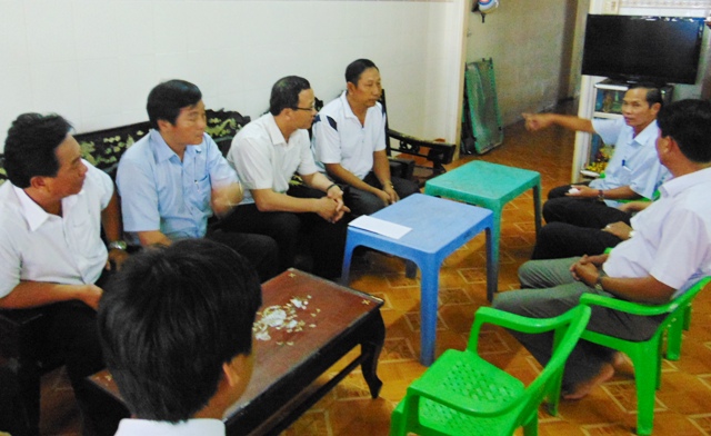 Đo&agrave;n c&ocirc;ng t&aacute;c Ủy ban ATGTQG đến thăm gia đ&igrave;nh nạn nh&acirc;n vụ ch&igrave;m t&agrave;u. Ảnh: D&acirc;n Tr&iacute; 