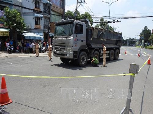 Tai nạn giao th&ocirc;ng ng&agrave;y 10/4: Đi kh&aacute;m bệnh về, 2 mẹ con tử vong dưới gầm xe tải