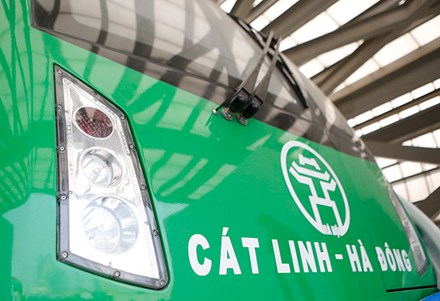 Phần đầu t&agrave;u với h&agrave;ng chữ C&aacute;t Linh &ndash; H&agrave; Đ&ocirc;ng v&agrave; h&igrave;nh ảnh Khu&ecirc; Văn C&aacute;c nổi bật, dễ nh&igrave;n, dễ đọc. Ảnh: Tiền Phong