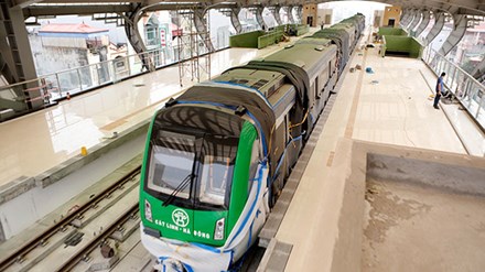 Phần đầu t&agrave;u với h&agrave;ng chữ C&aacute;t Linh &ndash; H&agrave; Đ&ocirc;ng v&agrave; h&igrave;nh ảnh Khu&ecirc; Văn C&aacute;c nổi bật, dễ nh&igrave;n, dễ đọc. Ảnh: Tiền Phong