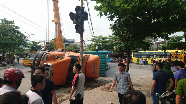 Chiếc xe container lật nghi&ecirc;ng g&acirc;y tai nạn kinh ho&agrave;ng. Ảnh: D&acirc;n tr&iacute; 