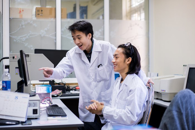  Huy cũng đam m&ecirc; l&agrave;m khoa học. Ảnh: Tiền Phong