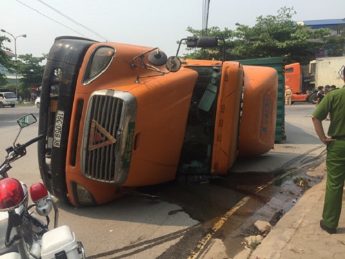 Tai nạn giao th&ocirc;ng ng&agrave;y 11/4: Xe container lật đ&egrave; n&aacute;t &ocirc; t&ocirc; 4 chỗ, 2 người tử vong