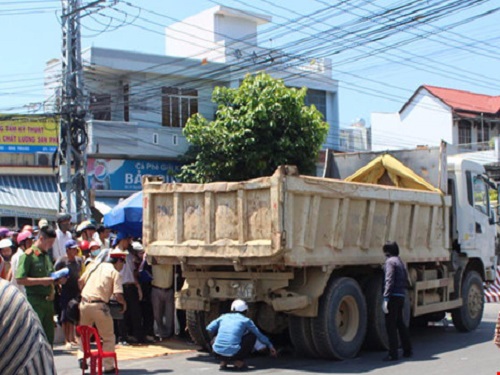 Tai nạn giao th&ocirc;ng ng&agrave;y 11/4: Xe container lật đ&egrave; n&aacute;t &ocirc; t&ocirc; 4 chỗ, 2 người tử vong