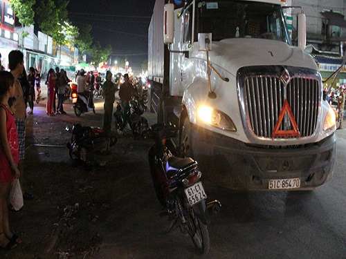 Tai nạn giao th&ocirc;ng ng&agrave;y 11/4: Xe container lật đ&egrave; n&aacute;t &ocirc; t&ocirc; 4 chỗ, 2 người tử vong