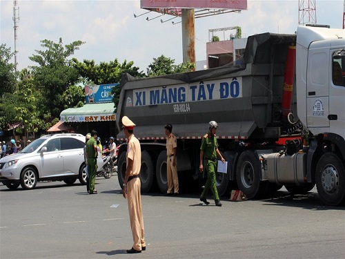 Tai nạn giao th&ocirc;ng ng&agrave;y 13/4: Bị xe đầu k&eacute;o c&aacute;n ngang người, một phụ nữ tử vong